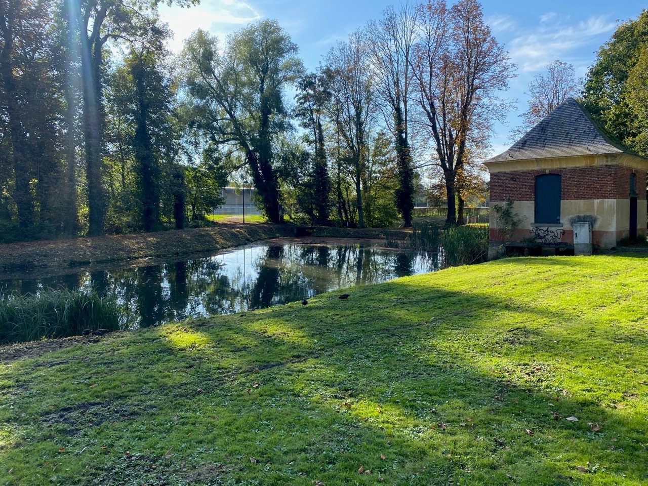 wandelpad met oud gebouw abdijpark groot